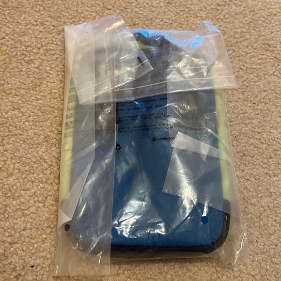 Lululemon easy access crossbody true navy/Hawaiian blue - Picture 3 of 4